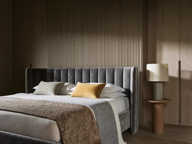 Chambre apaisante illustrée avec tête de lit capitonnée et dressing à rainures